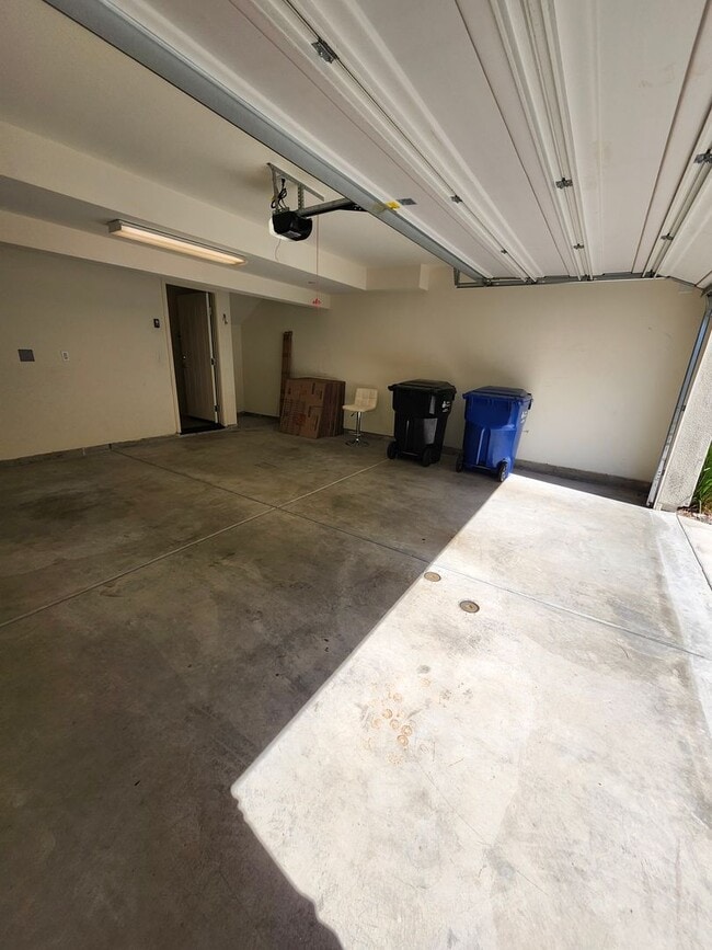 Building Photo - Gorgeous Tri-level Townhouse 3 beds 3 1/2 ...