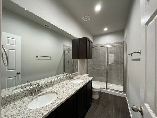 Building Photo - TOWNHOME FOR RENT