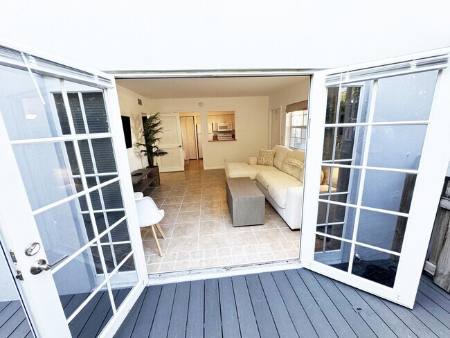 Building Photo - 234 Oleander Ave