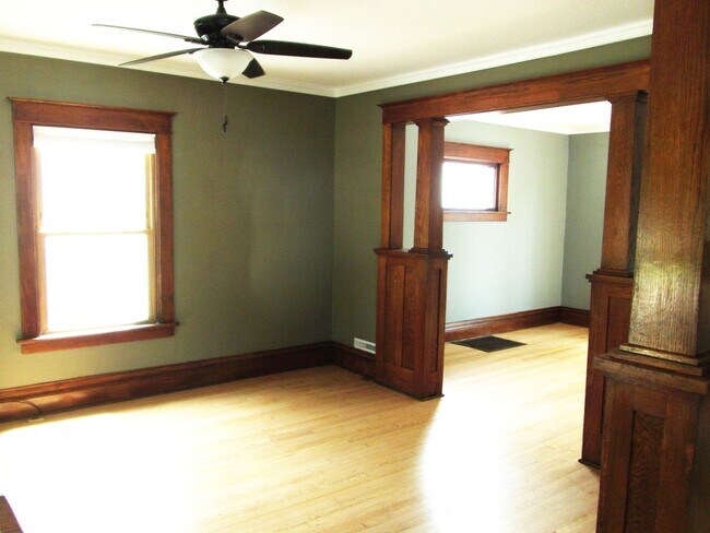 Building Photo - 313 4th Ave NW