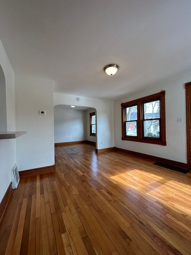 Building Photo - Beautiful 2 Bedroom 2 Bathroom House