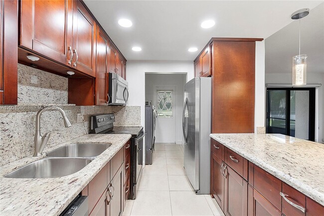 Building Photo - 398 Fern Dr