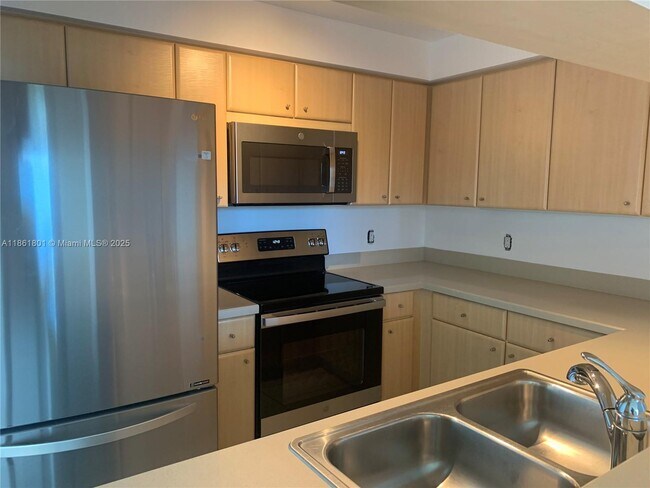 Building Photo - 2475 Brickell Ave