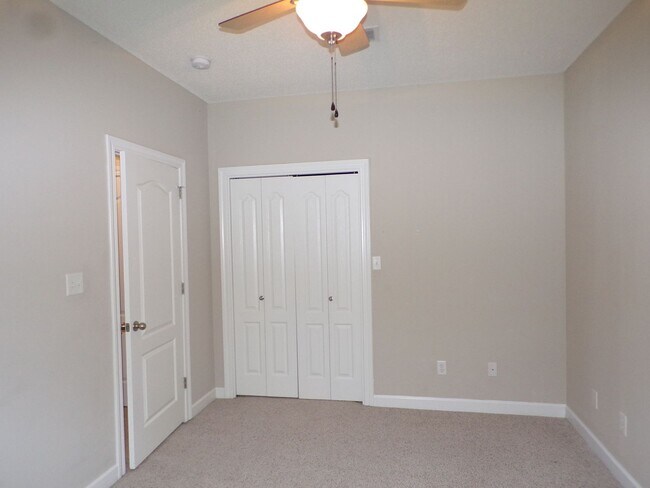 Building Photo - Spacious 3 Bed/2 Bath Home on Wooded Lot
