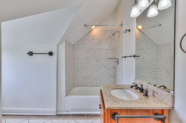 Building Photo - Perfect Brownstone in Sylvan Park near Wes...