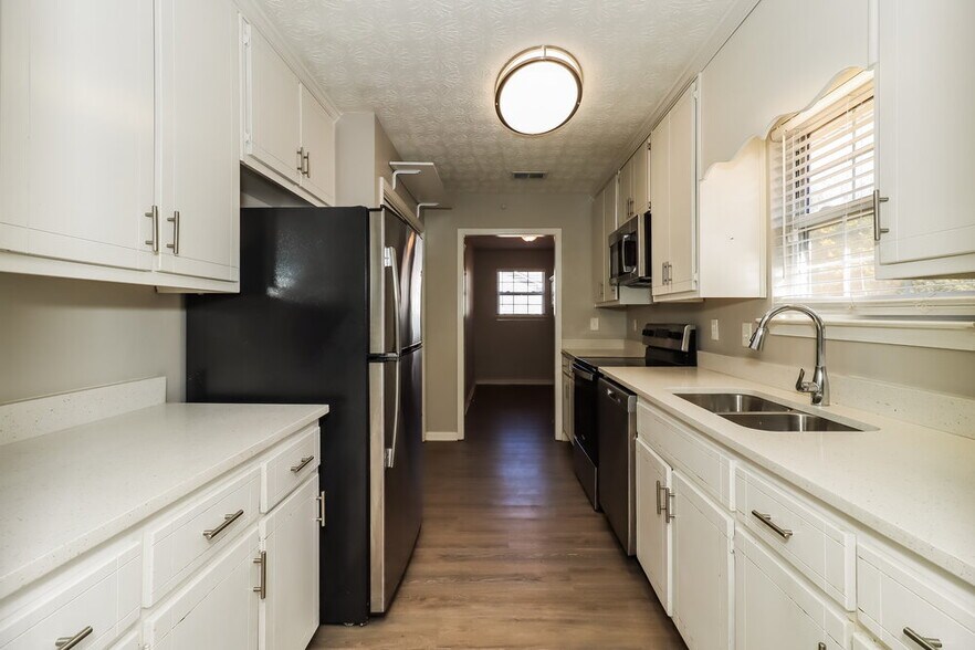 Building Photo - 110 Hunters Keep