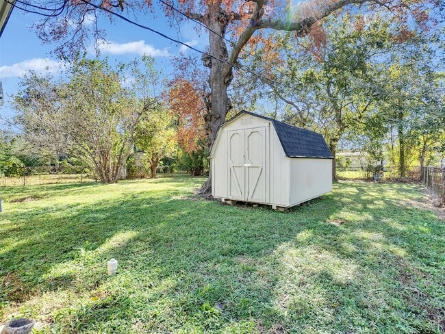 Building Photo - 7622 S Hall St