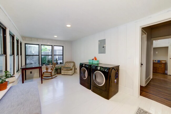 Building Photo - 368 S Zunis Ave