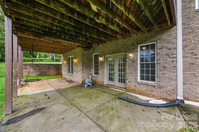 Building Photo - 334 Stonecliff Ln