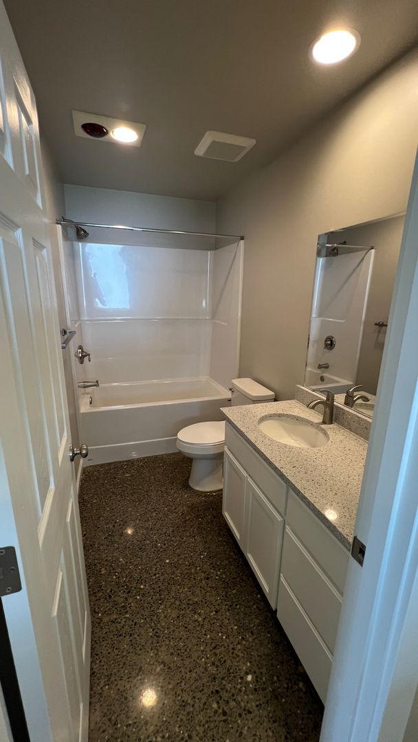 Building Photo - "Charming 3-Bedroom Duplex with 2 Full Bat...