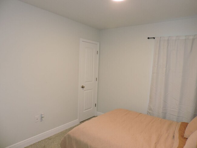 Building Photo - Easy access to Interstate & shopping!