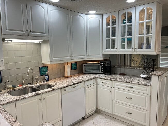 Building Photo - Furnished Waterfront Condo in Hilton Head Plantation - Mariners Pt