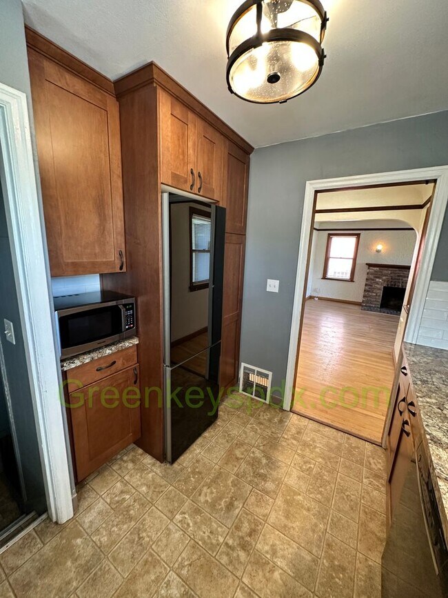 Building Photo - Gorgeous Pet-Friendly 3 Bedroom 1 Bath House