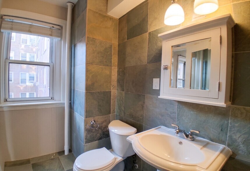 Building Photo - 1954 Columbia Rd NW