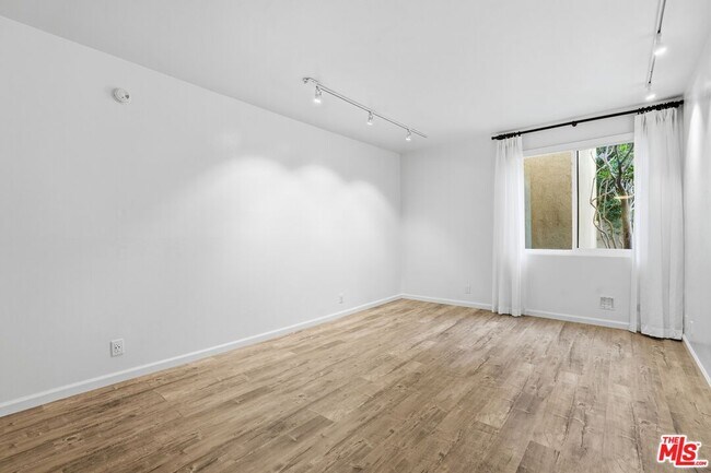 Building Photo - 1557 S Beverly Glen Blvd