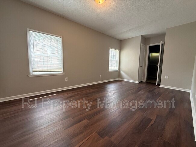 Building Photo - 3215 Barron Ave