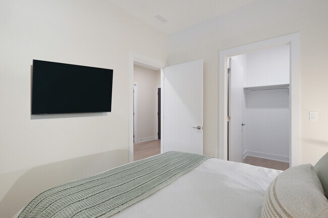 Building Photo - 3924 N Lincoln Ave