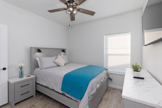Building Photo - FOR LEASE - MODERN COMFORT MEETS PRIME LOC...