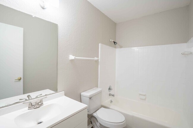 Building Photo - ***NEW LOWERED PRICE*** 3 Bed / 2 Bath / Near Tulsa Arts District / $1750