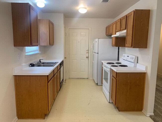 Building Photo - 3 Bdrm 1.5 Bath 1 Car Garage