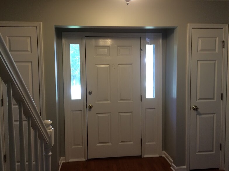 Formal Entry, lots of closet space! - 602 Creekvalley Rd.