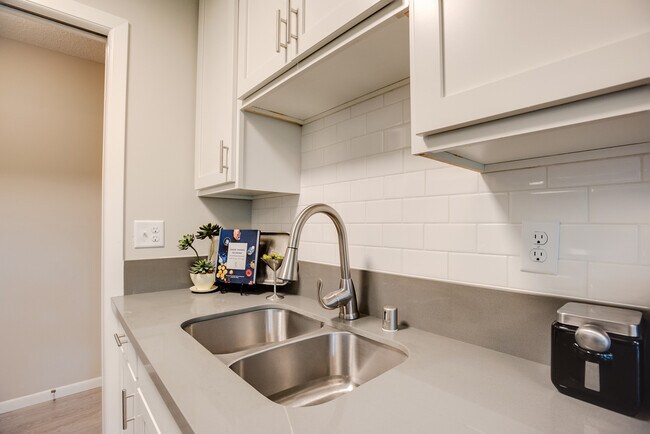 Building Photo - 1328 Idaho Ave S