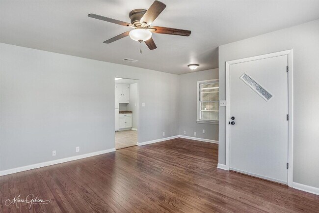 Building Photo - "Charming 3-Bedroom Retreat in Benton - Cozy 980 Sq Ft Home Awaits!"