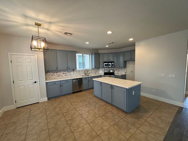 Building Photo - 15439 W Poinsettia Dr