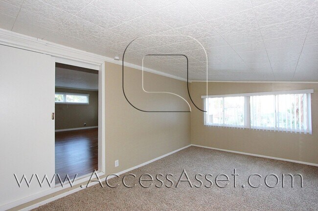 Building Photo - 33243 Gillette St