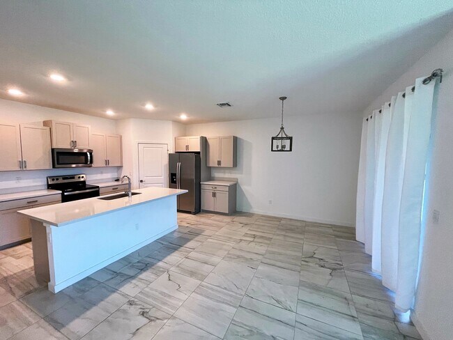 Building Photo - 2951 NE Breezeway Cir