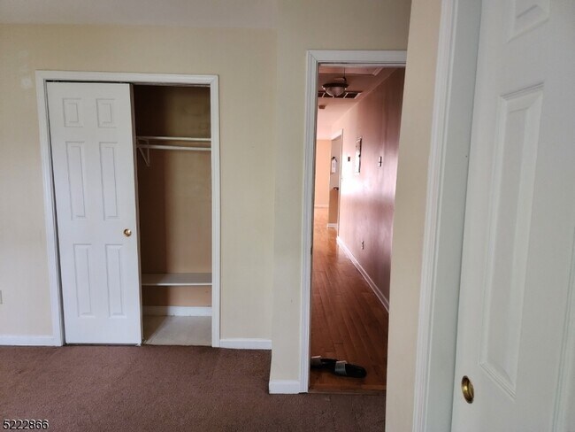 Building Photo - 313 S 6th St