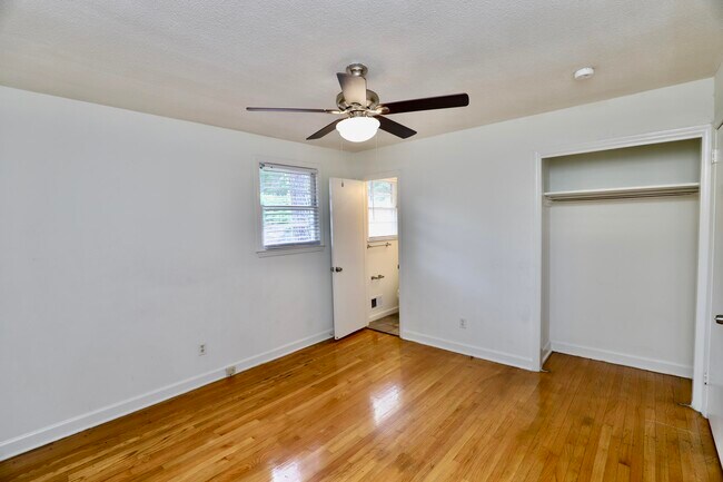 Building Photo - 1912 Dominion Dr