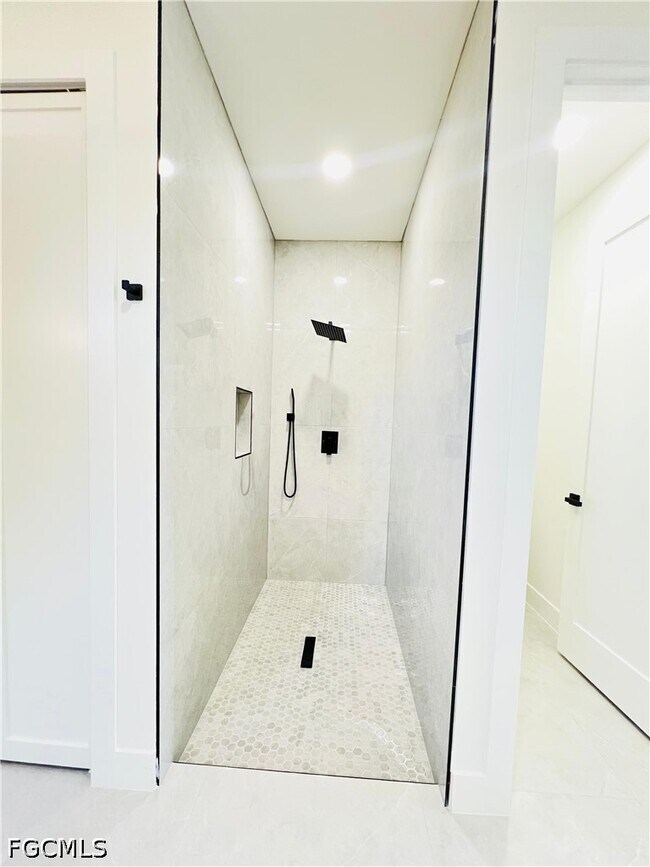 Building Photo - 1422 NE 20th St