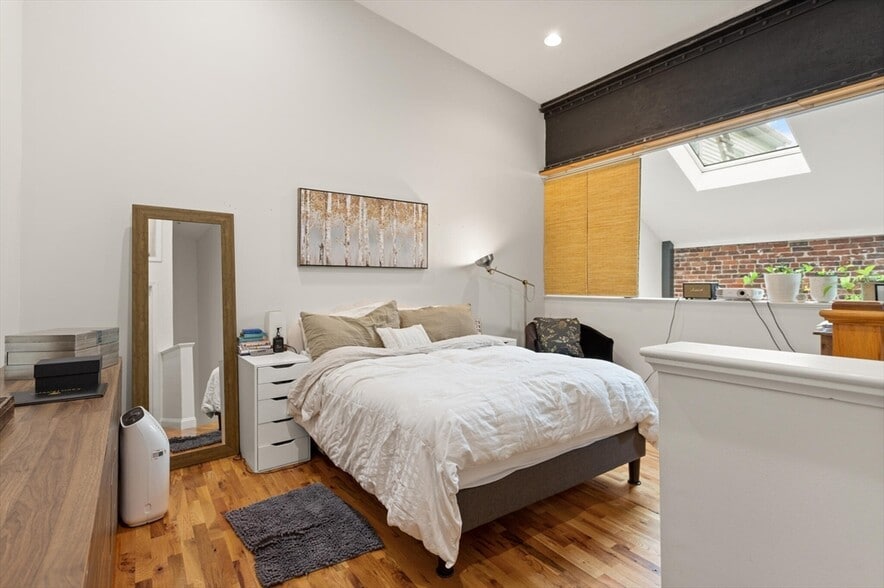 Building Photo - 340 Saratoga St