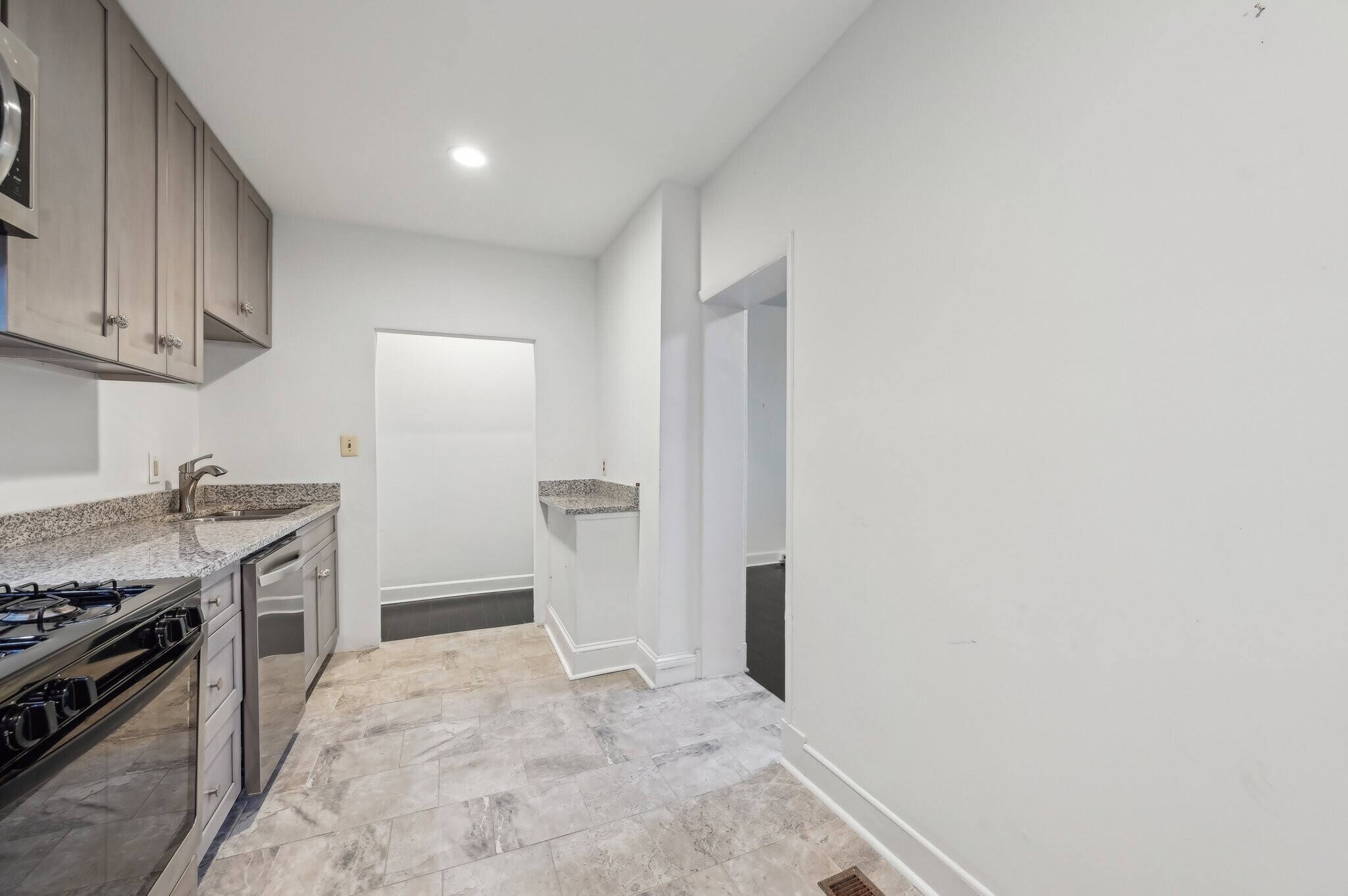 Kitchen - 2431 Linden Ave