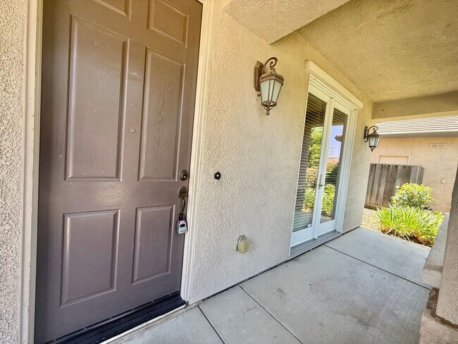 Building Photo - Charming 4 Bedroom Home in Springlake