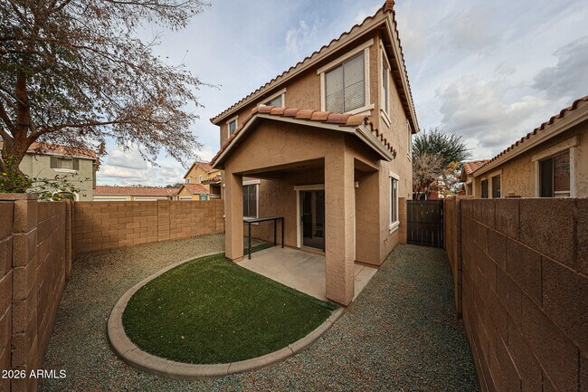 Building Photo - 961 E Redondo Dr