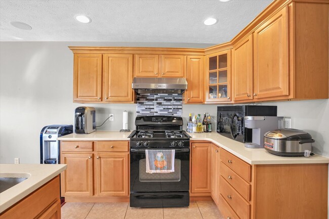 Building Photo - Updated 3 Bedroom Townhome in SW Champaign - Available 06/01/2026