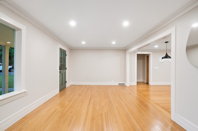 Building Photo - Charming Downtown Home!