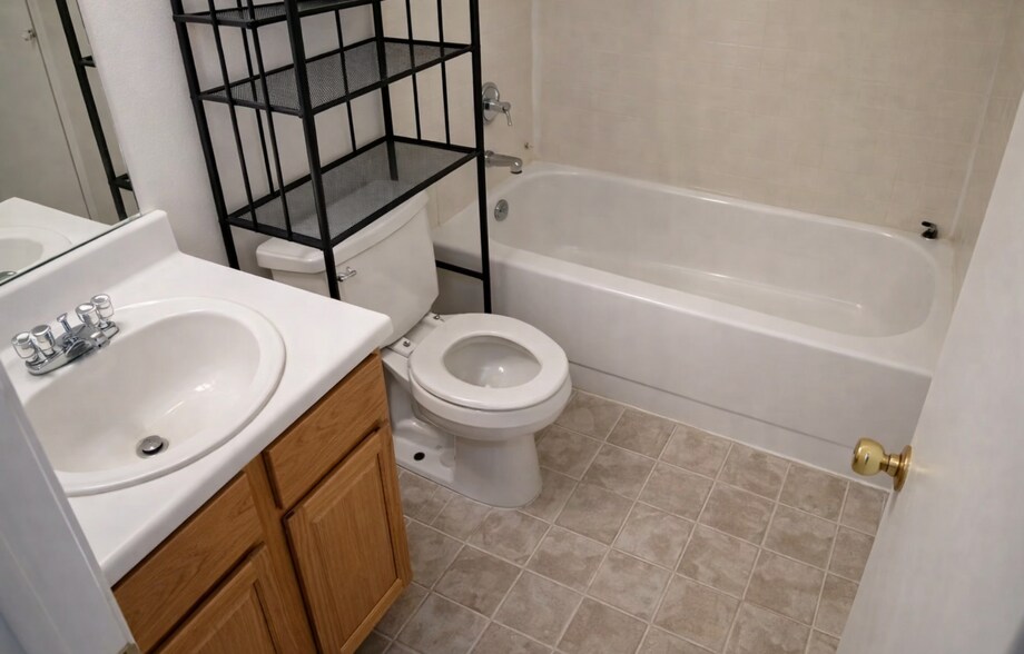 Building Photo - 1705 Benttree Dr