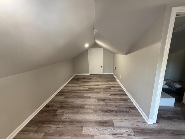Building Photo - 1310 Martin St