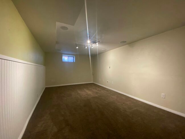 Building Photo - 393 125 E