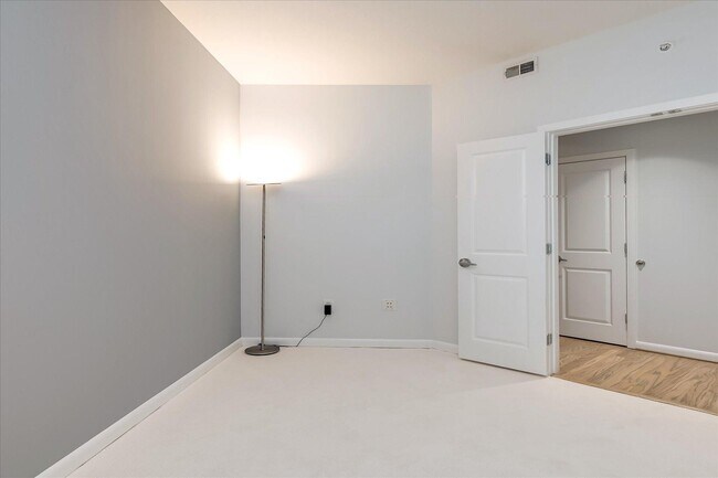 Building Photo - 1001 L St NW