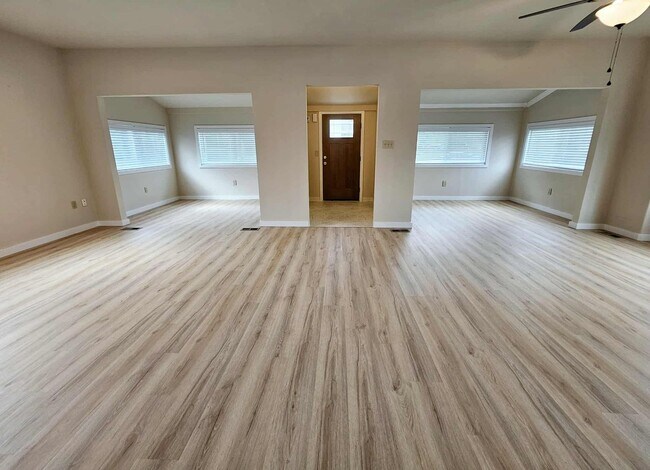 Building Photo - Charming house in desirable downtown Sumner
