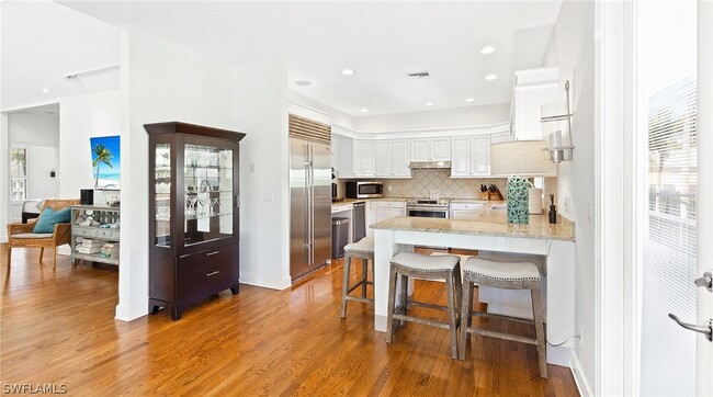 Building Photo - 877 7th St S