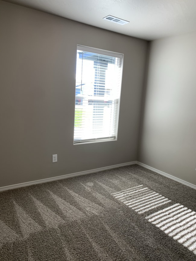 Building Photo - 3 bed, 2 bath Rambler, near Park Orchard. Fully fenced.