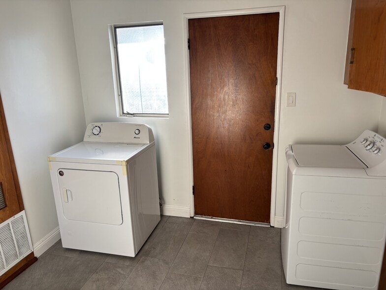 Laundry Room - 366 1/2 E Hillsdale St