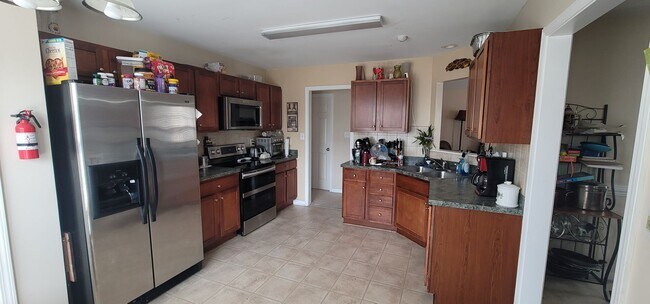 Building Photo - 4 Bedroom, 3 Full Bath with Bonus Home Boasting 2000+ Sq Ft