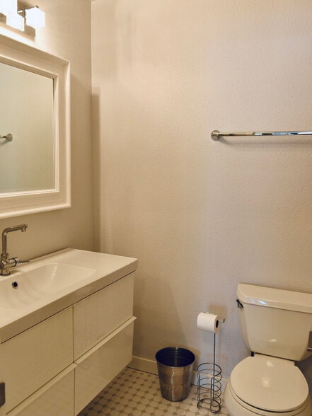 Bathroom - 3515 SW Barbur Blvd