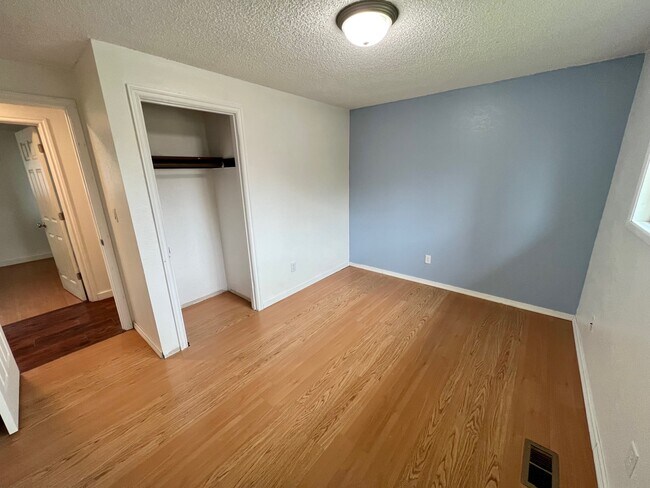 Building Photo - 990 Janes Rd